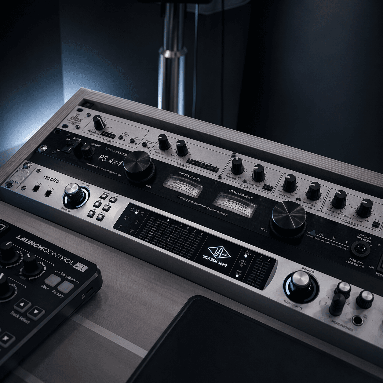 Рек-оборудование студии Блик Мьюзик: dbx, UAD Apollo, ART Power Station